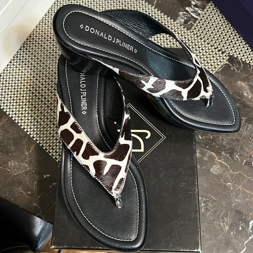Donald J Pliner size 10 wedged sandals w/giraffe motif